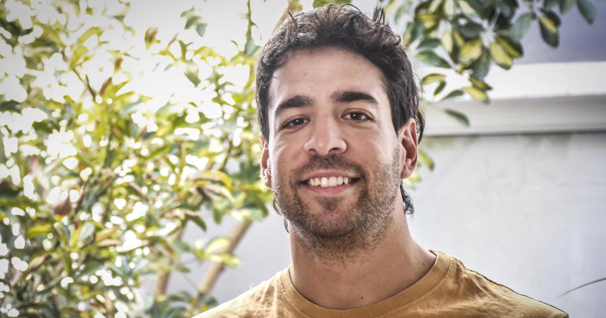 Juan Cruz Villegas en la casa de sus padres durante la entrevista con El Diario