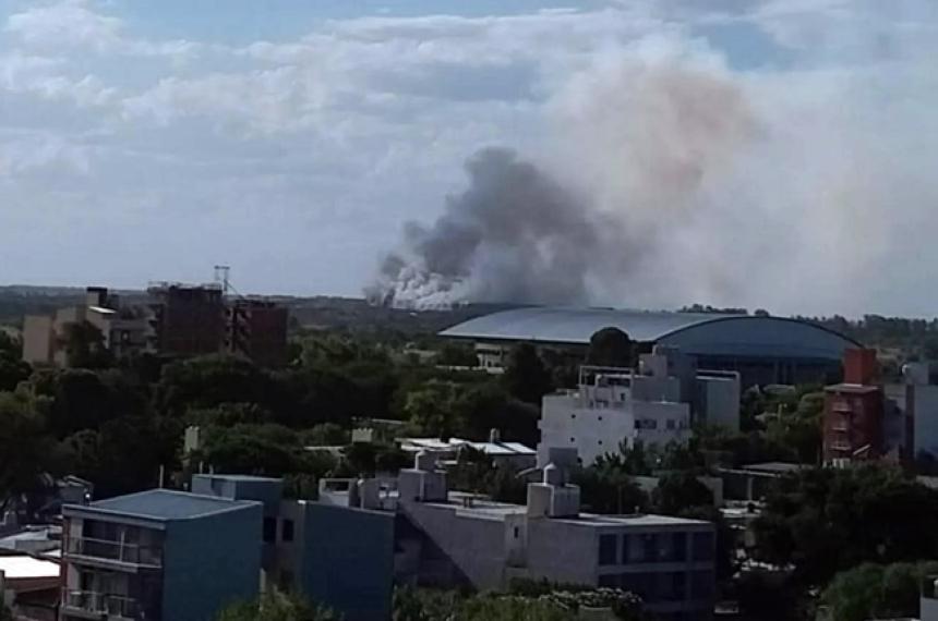 El foco generó una densa columna de humo sobre la ciudad de Santa Rosa