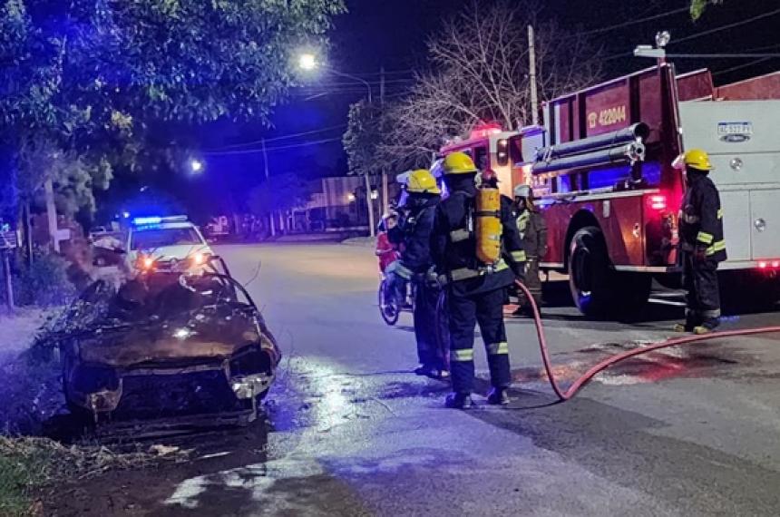 El incendio del auto se produjo en la calle 105 entre 2 y 4