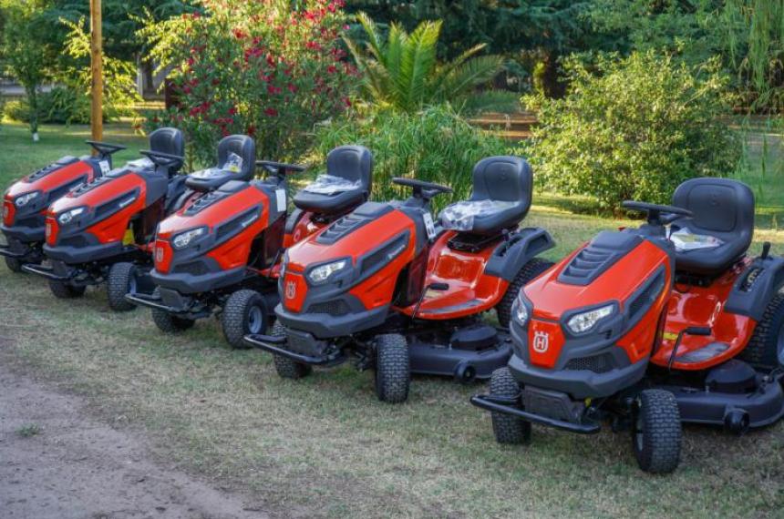 Entregaron minitractores a los viveros provinciales 