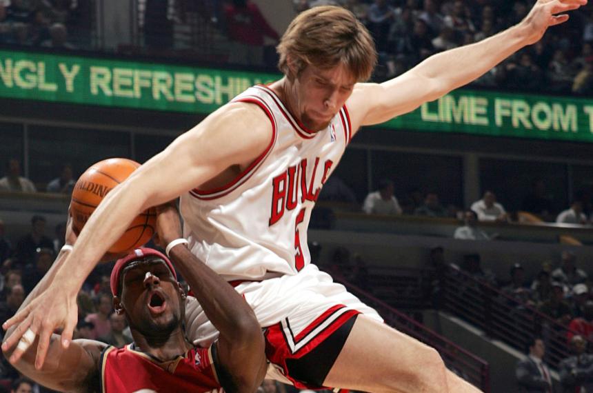 Nocioni y toda la vehemencia para defender a un extraordinario jugador como Lebron James