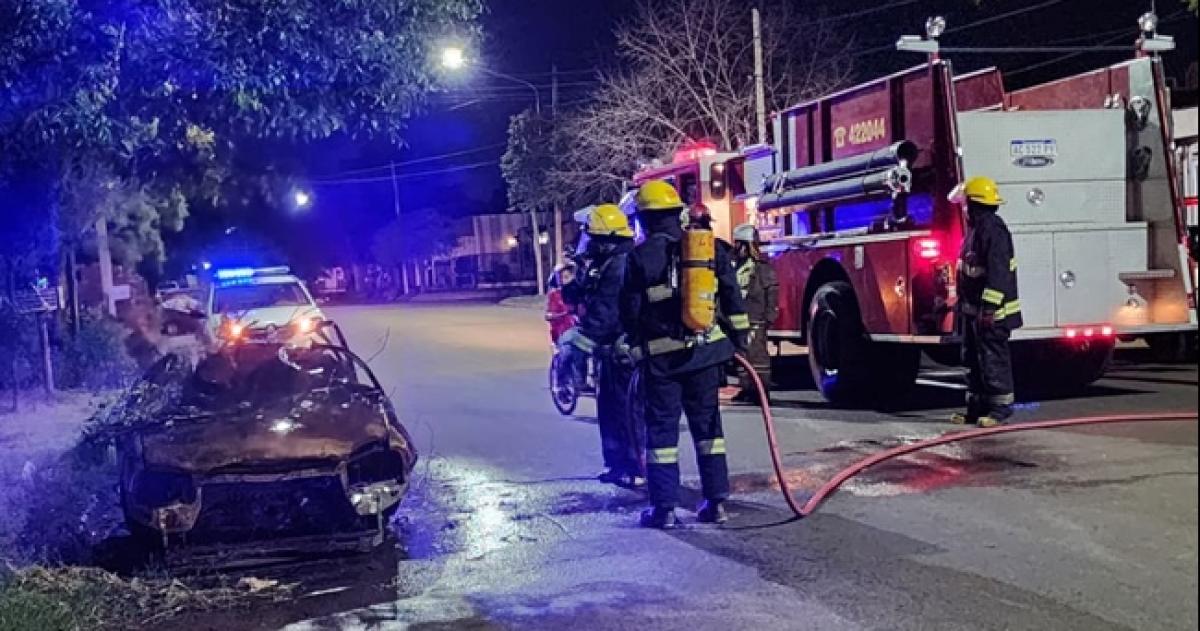 El incendio del auto se produjo en la calle 105 entre 2 y 4