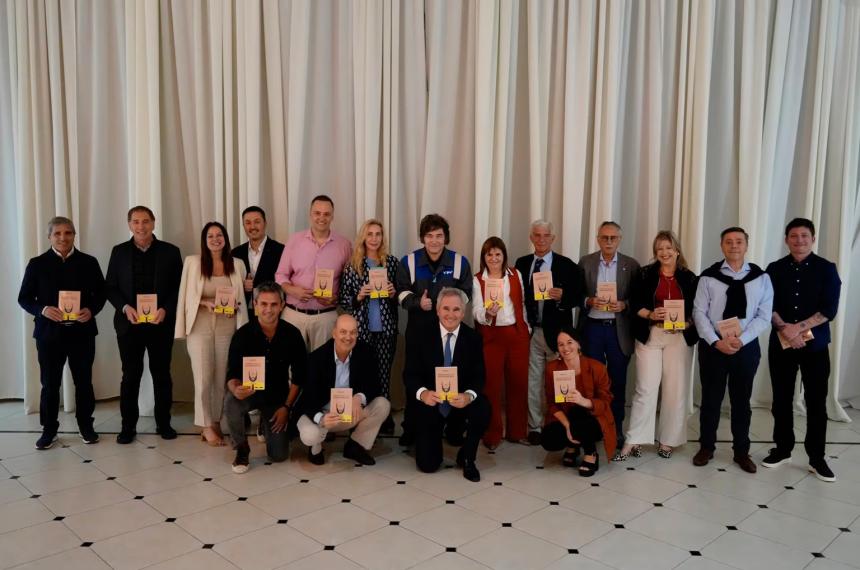 Milei y los miembros de su Gabinete Los altos funcionarios del Gobierno cobrar�n los mismos aumentos aprobados en paritarias para los trabajadores de la Administración p�blica