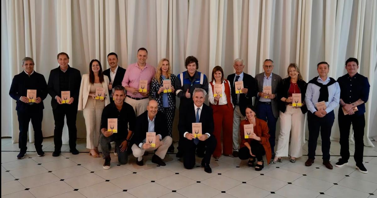 Milei y los miembros de su Gabinete Los altos funcionarios del Gobierno cobrar�n los mismos aumentos aprobados en paritarias para los trabajadores de la Administración p�blica