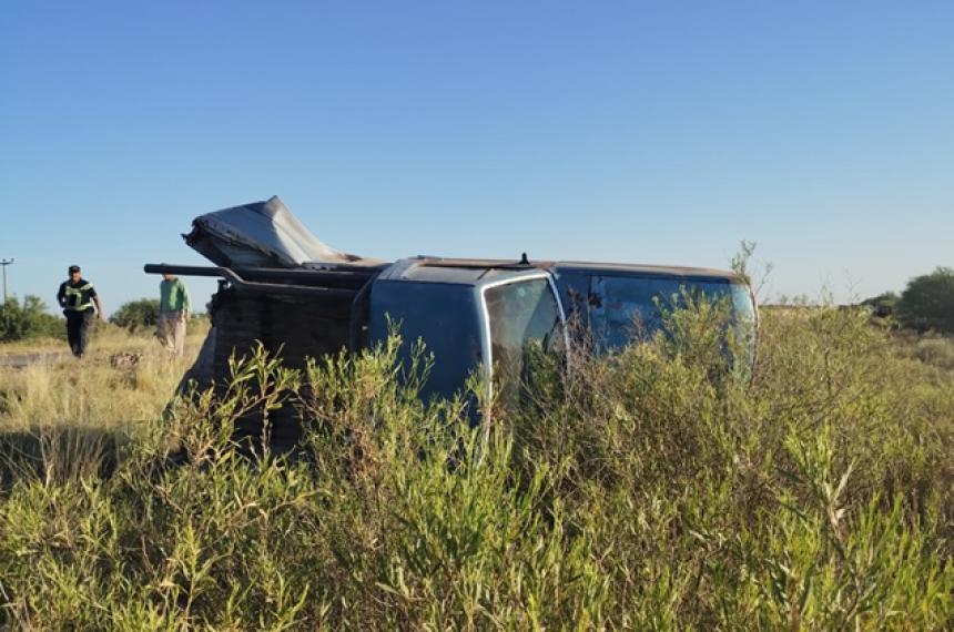 La F-100 terminó volcada sobre la calzada de la Ruta Nacional 143