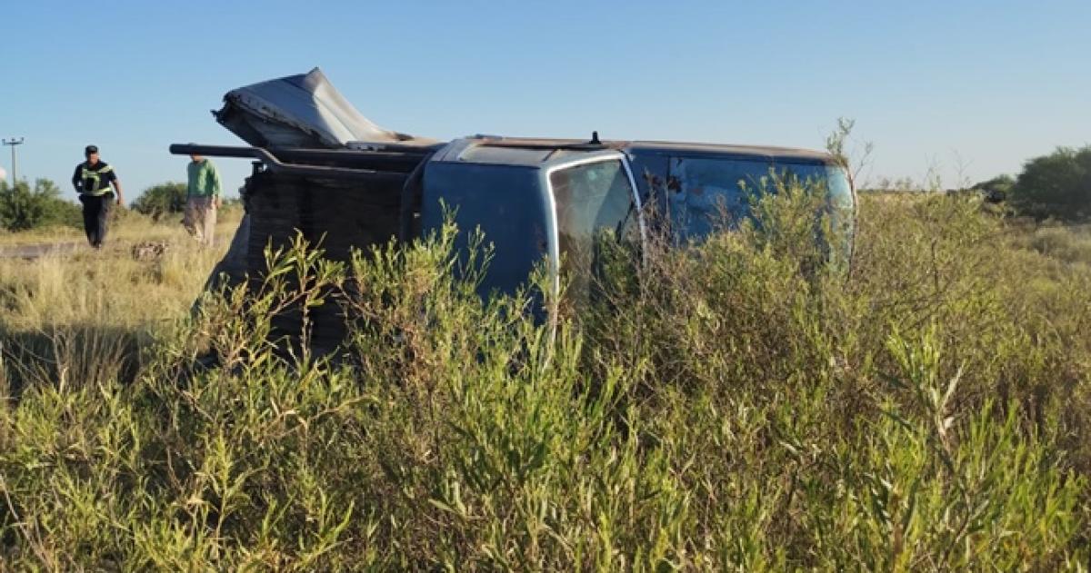 La F-100 terminó volcada sobre la calzada de la Ruta Nacional 143