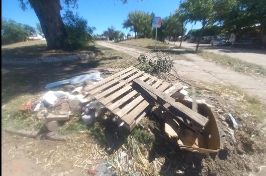 Vecinos piden por el estado de la plaza del barrio