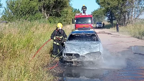 Voraz incendio destruyoacute por completo un automoacutevil cerca de Pico