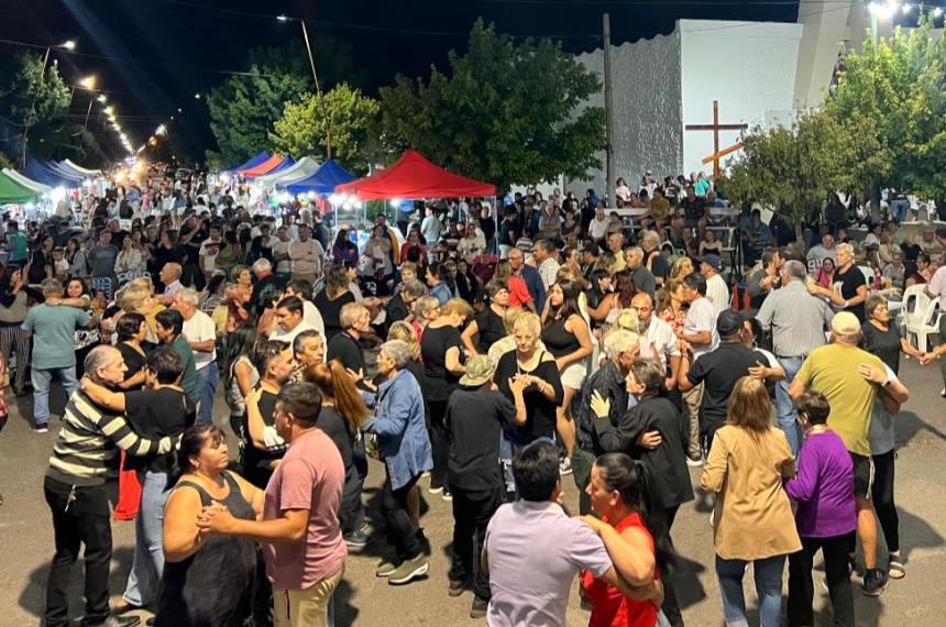 Vecinos y vecinas de Castex se sumaron al baile en el centro de la localidad