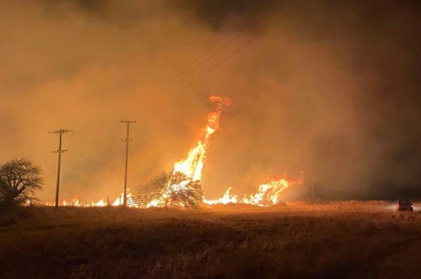 Las llamas estuvieron a pocos metros de ingresar al casco urbano