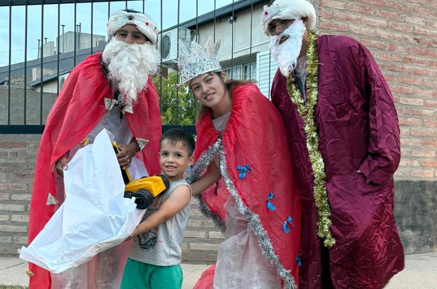 Una caricia al alma- el Rotary llevoacute la magia de Reyes al Barrio Escondido