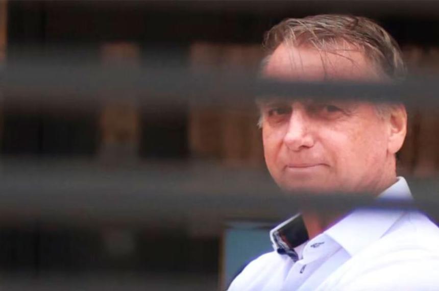 Jair Bolsonaro sufrioacute un traumatismo leve tras caerse por un ataque de hipo