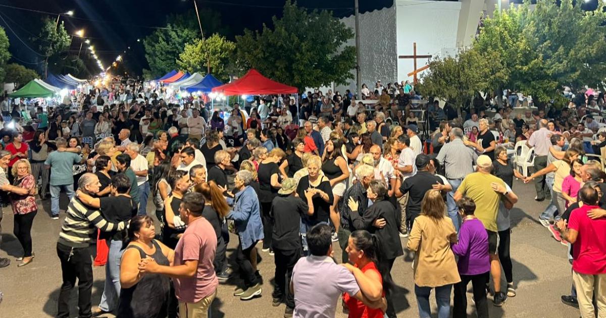 Vecinos y vecinas de Castex se sumaron al baile en el centro de la localidad