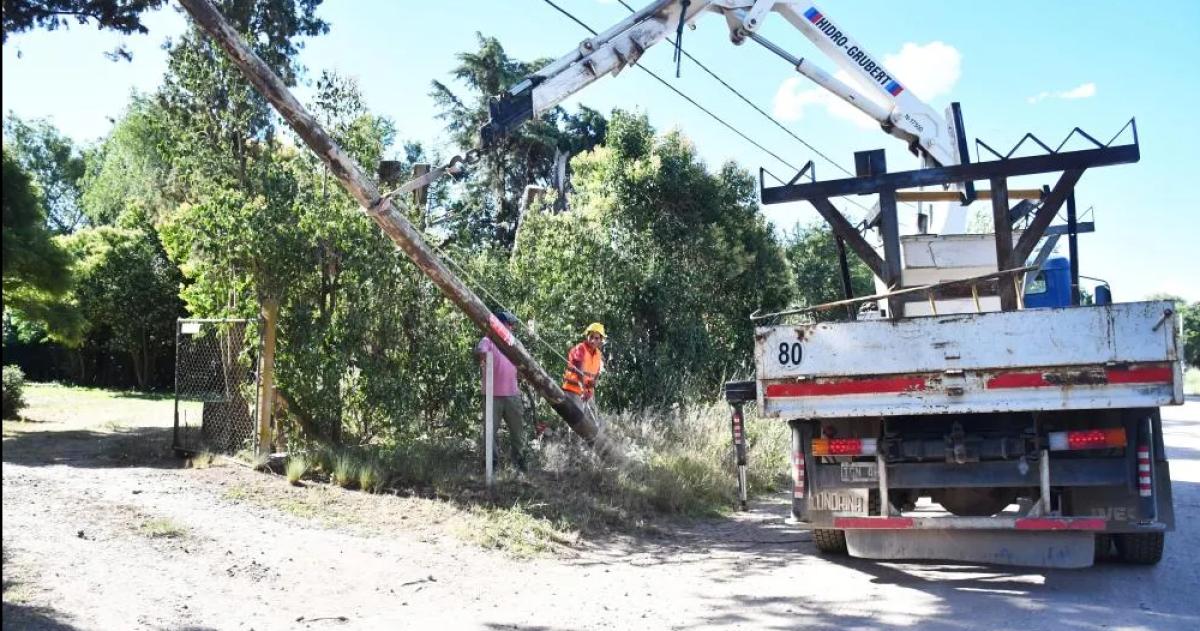 En Santa Rosa siguen retirando posteo ilegal del Grupo Clariacuten