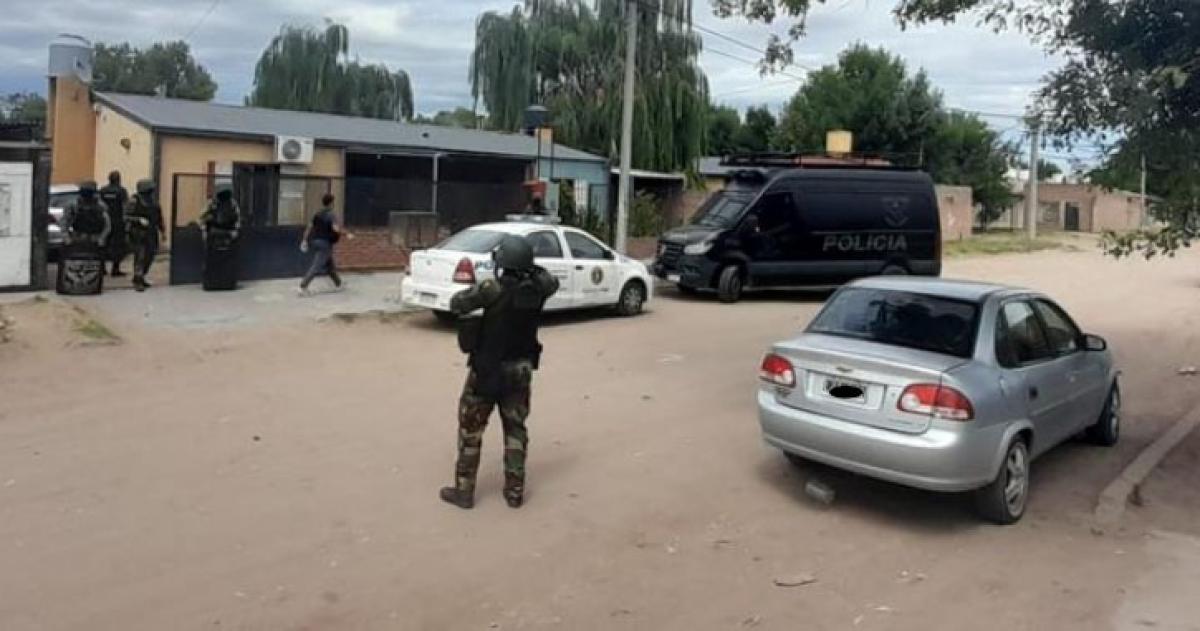 Uno de los allanamientos realizados por la policía en Santa Rosa