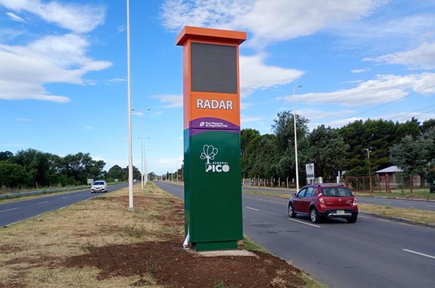 El municipio piquense instaló en la Ruta 1 el segundo de los tres tótems radar para la ciudad