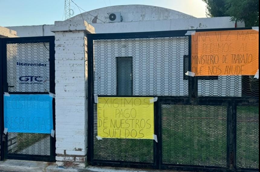 Los trabajadores se manifestaron frente a la sede de la empresa