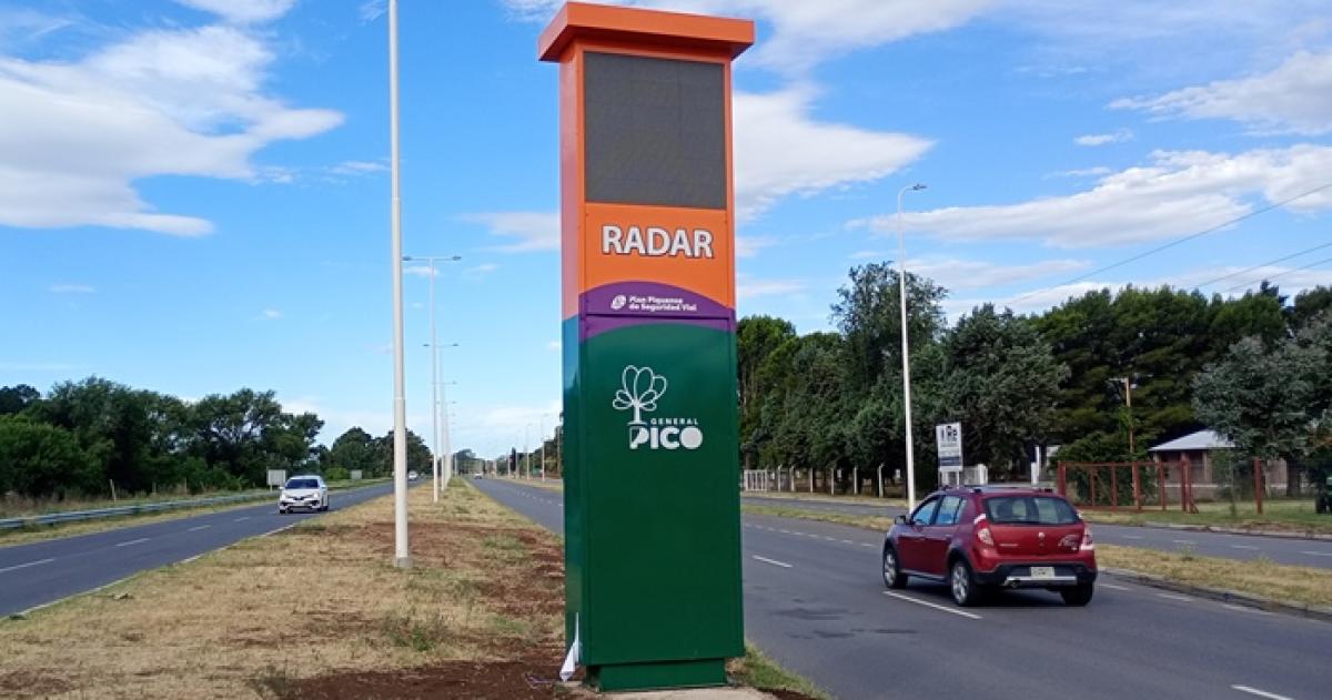 El municipio piquense instaló en la Ruta 1 el segundo de los tres tótems radar para la ciudad