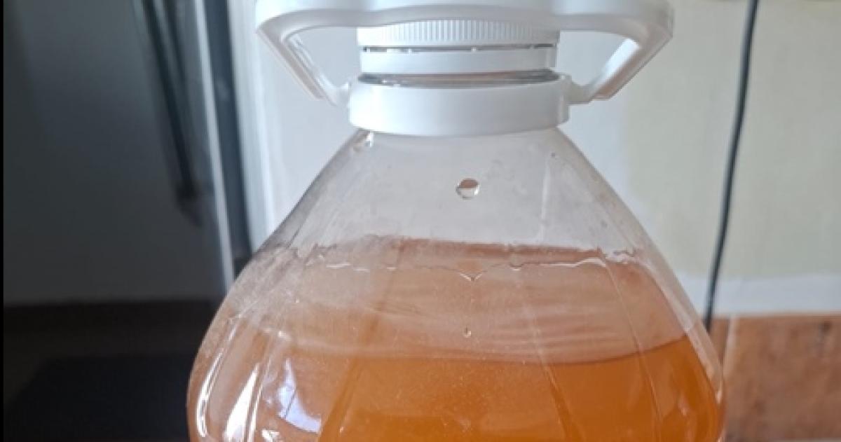 Los vecinos mostraron el agua recolectada en bidones