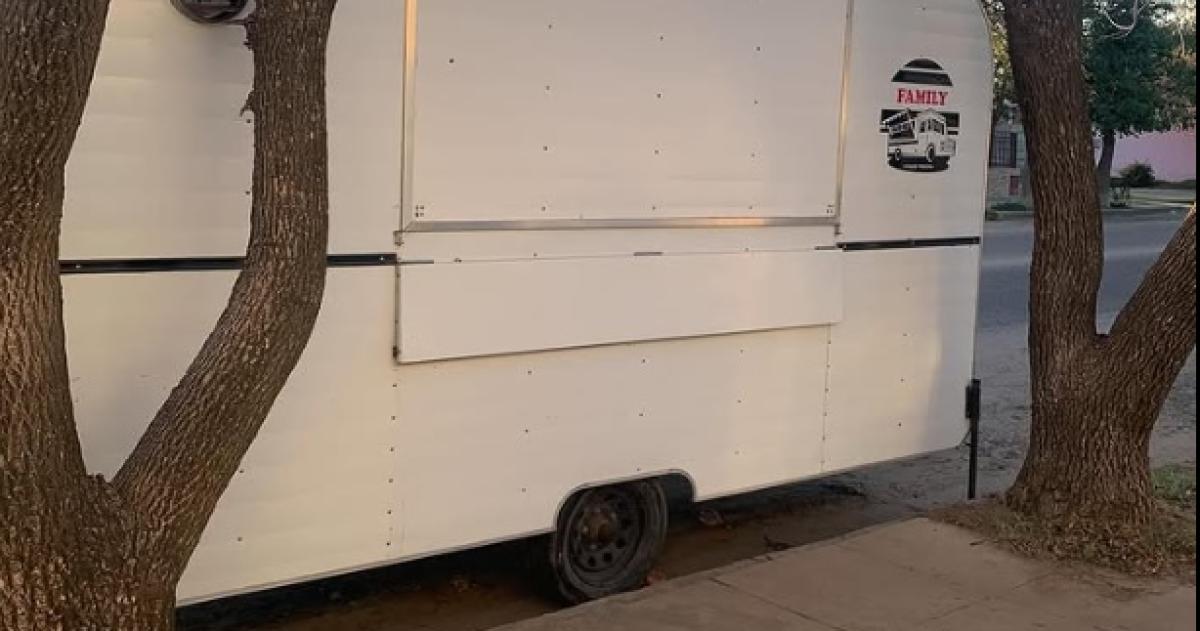 El puesto de comidas est� ubicado en calles 36 y 27 de General Pico