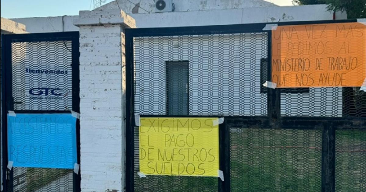 Los trabajadores se manifestaron frente a la sede de la empresa