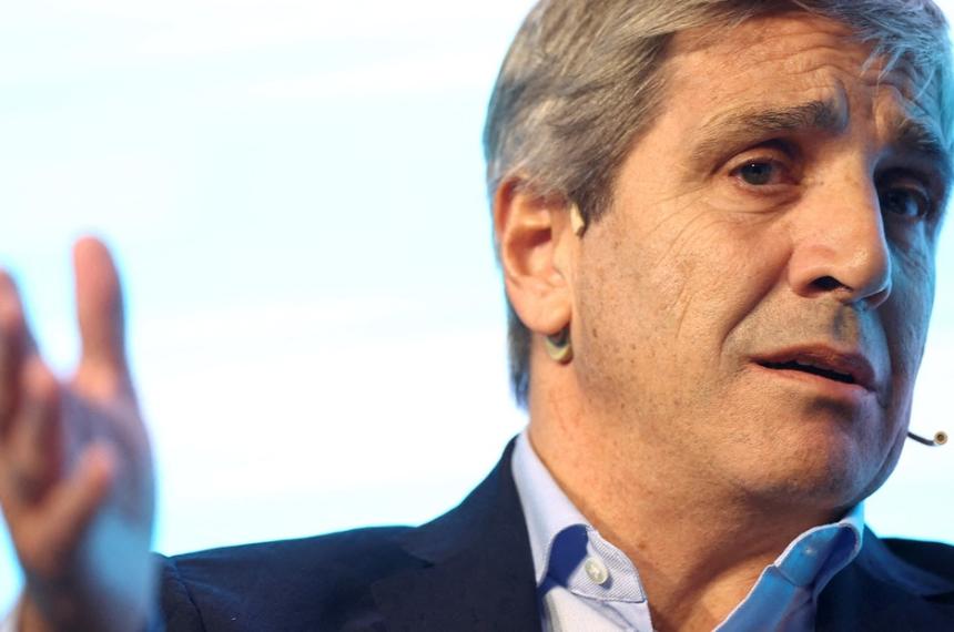 El ministro de Economía Luis Caputo dijo que no aumenta la deuda pero otros economistas lo discutieron