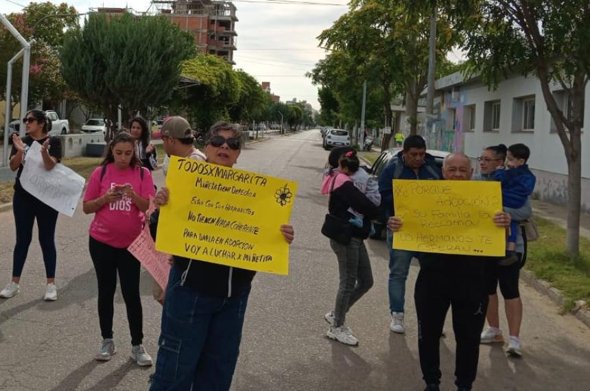 Una abuela reclama en la Direccioacuten de Nintildeez la tenencia de su pequentildea nieta