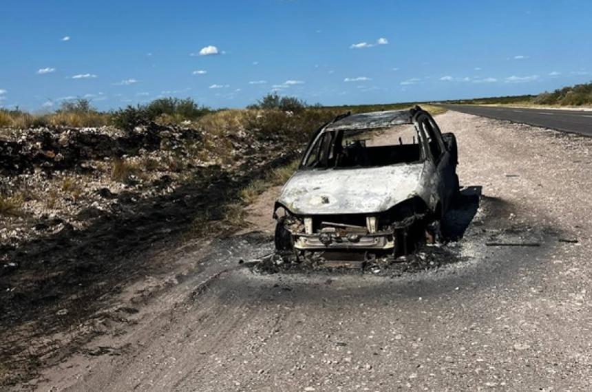 Las llamas consumieron totalmente el vehículo