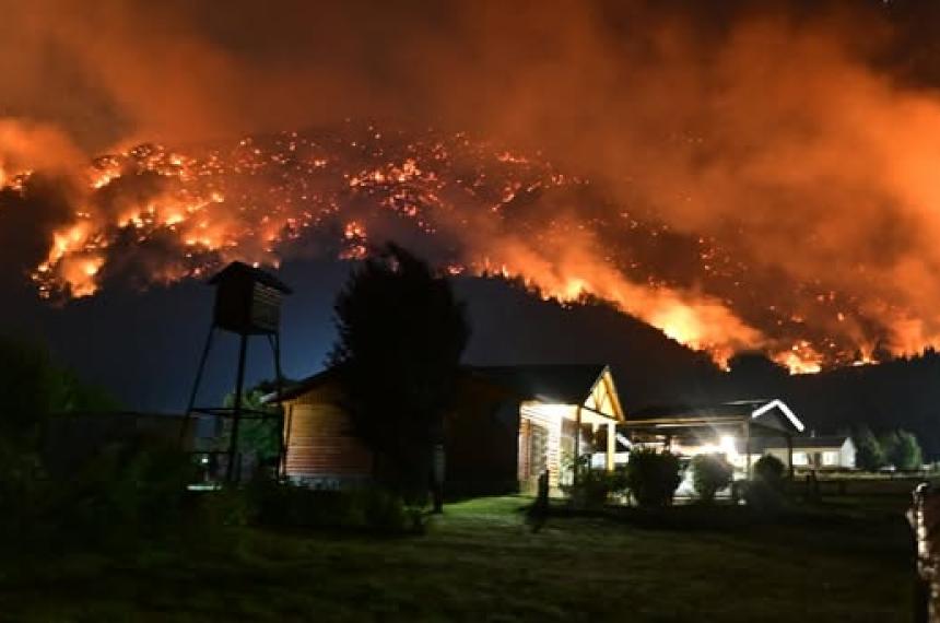 El cerro Pirque en cercanías de El Hoyo arrasado por los incendios forestalesa