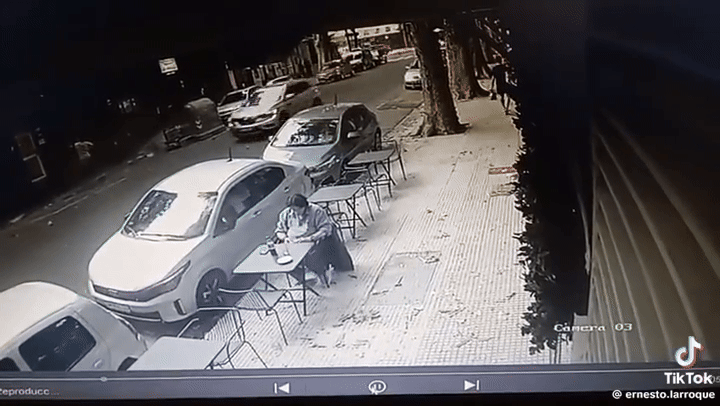 Se salvoacute de milagro- comiacutea en la vereda y un panel de vidrio le cayoacute en la cabeza