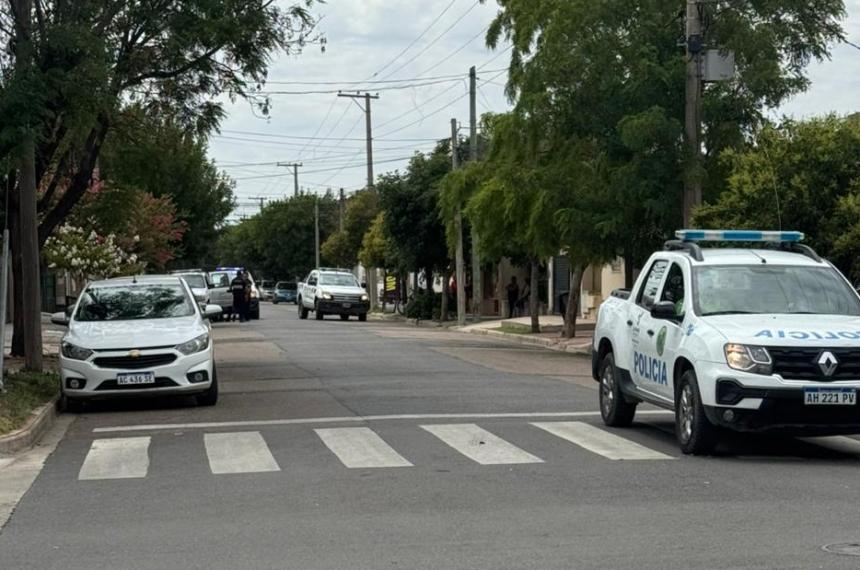 Fue a buscar al presunto ladroacuten de su padre y todo terminoacute en una batalla campal a piedrazos