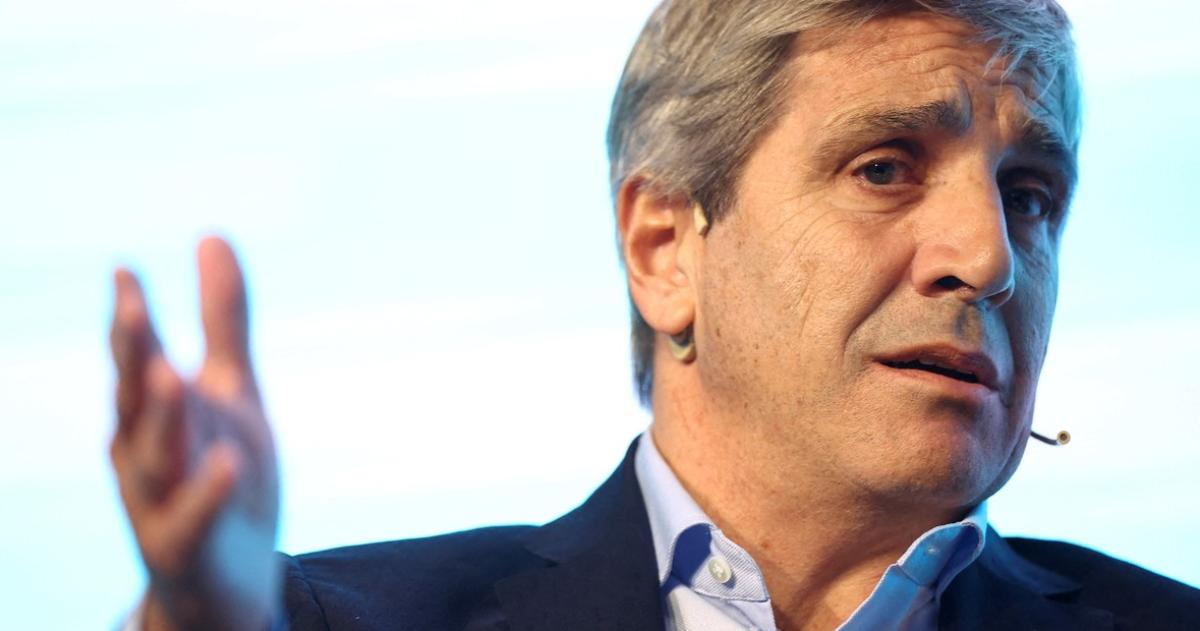 El ministro de Economía Luis Caputo dijo que no aumenta la deuda pero otros economistas lo discutieron