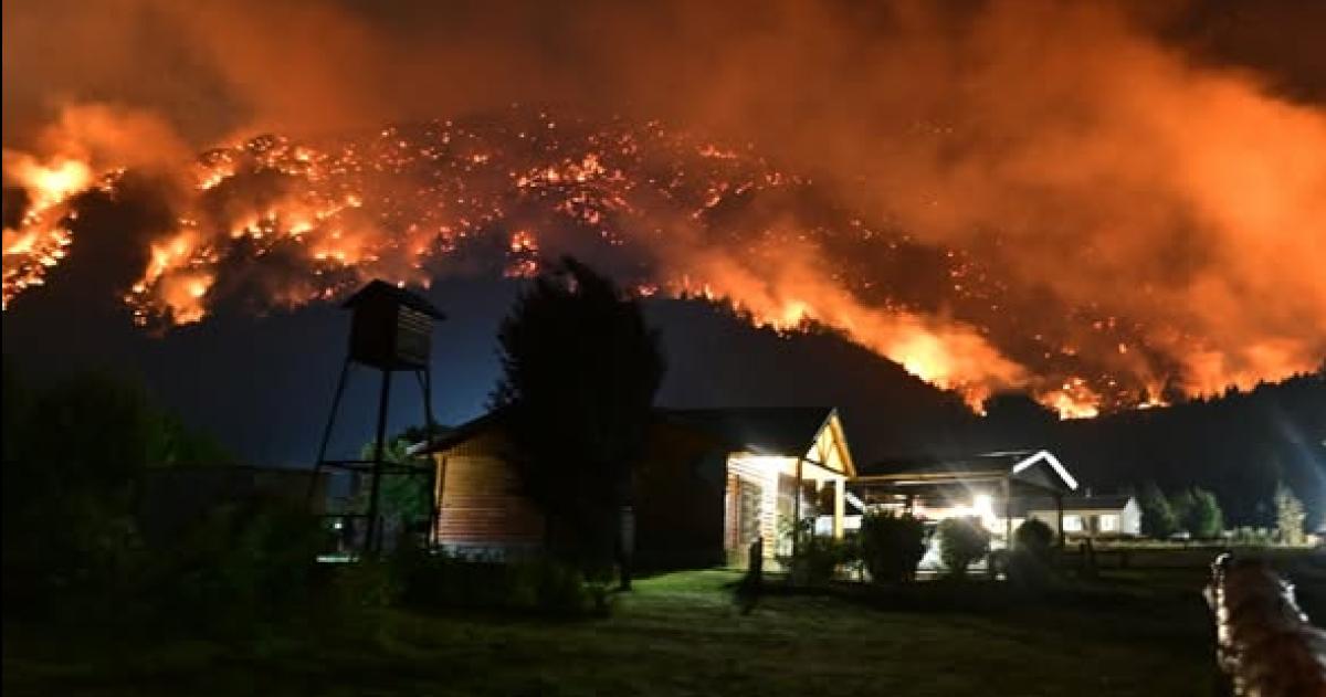 El cerro Pirque en cercanías de El Hoyo arrasado por los incendios forestalesa