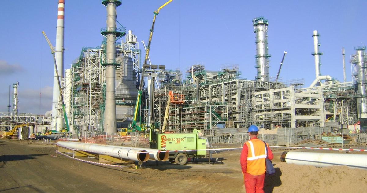 La industria y la construccioacuten cerraron noviembre con caiacutedas