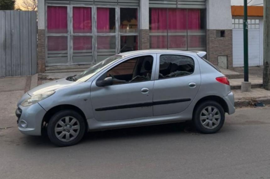 El vehículo sufrió daños en el parabrisas y los vidrios laterales