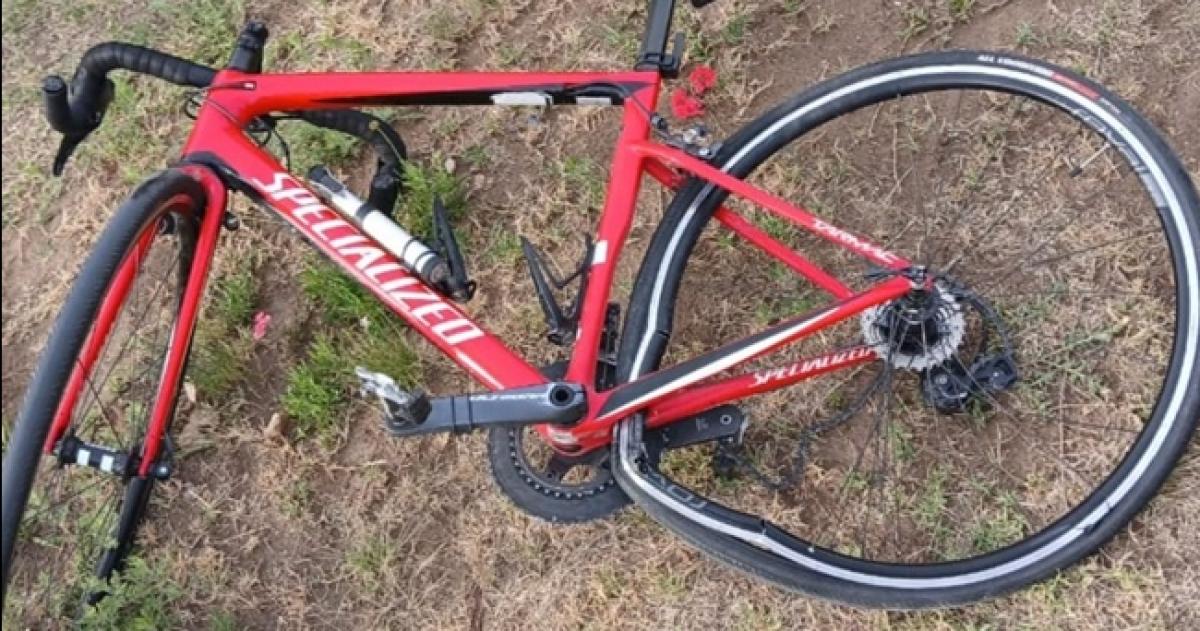 El ciclista sufrió escoriaciones y golpes por el siniestro