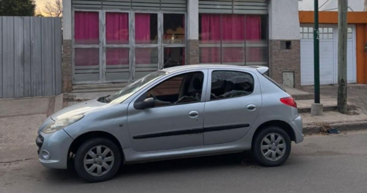 El vehículo sufrió daños en el parabrisas y los vidrios laterales