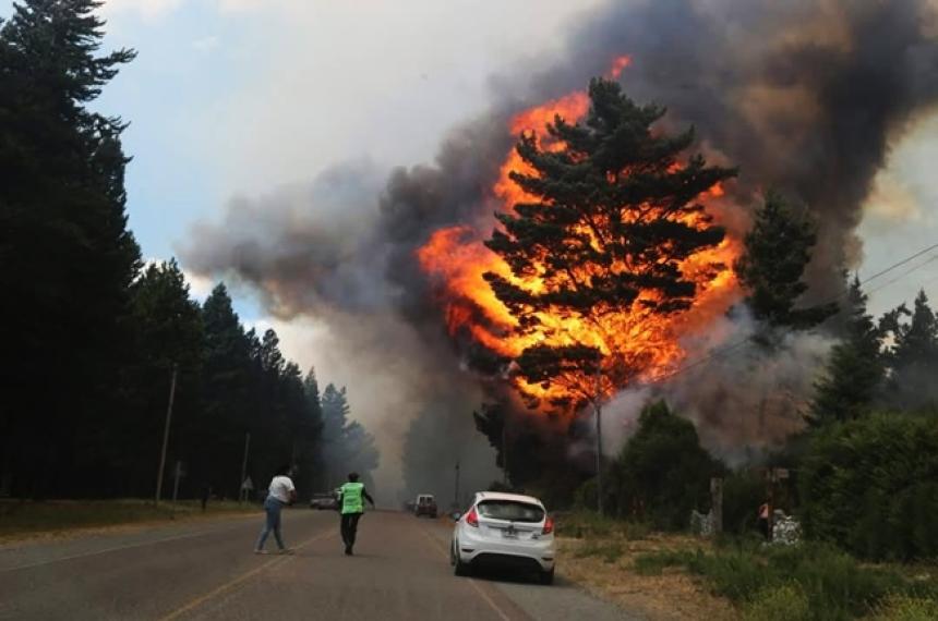 El incendio forestal en las regiones de Epuyén y El Hoyo permanece fuera de control
