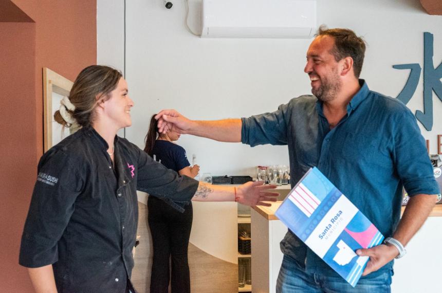 Di Naacutepoli entregoacute un creacutedito de 2 millones para un emprendimiento gastronoacutemico local