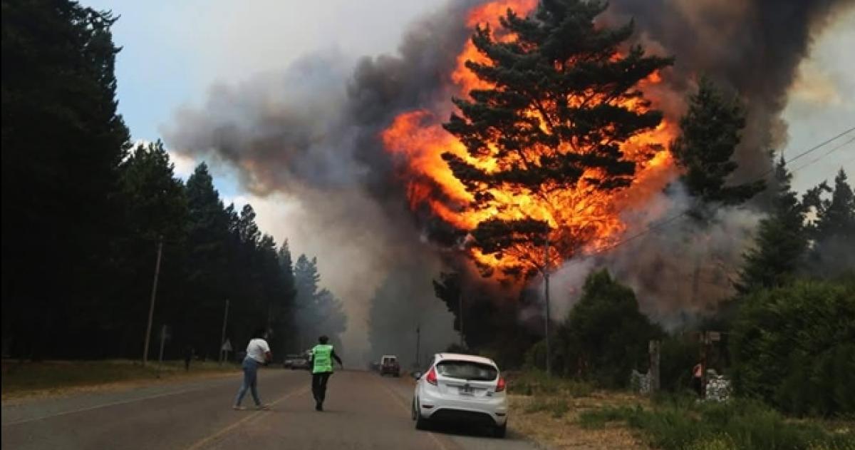 El incendio forestal en las regiones de Epuyén y El Hoyo permanece fuera de control