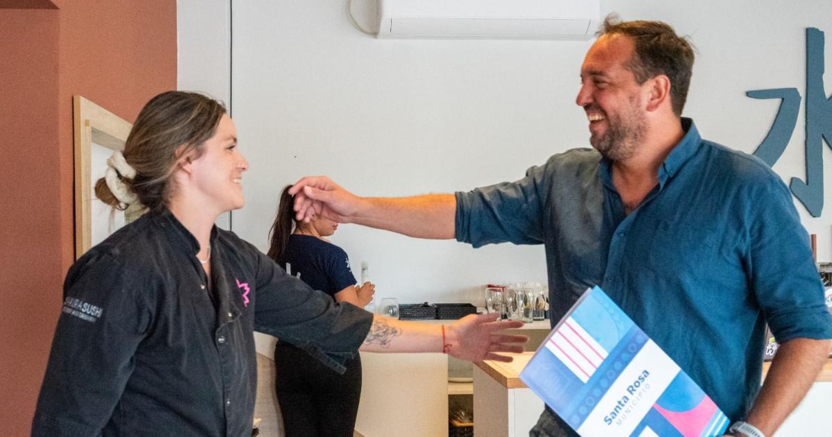 Di Naacutepoli entregoacute un creacutedito de 2 millones para un emprendimiento gastronoacutemico local