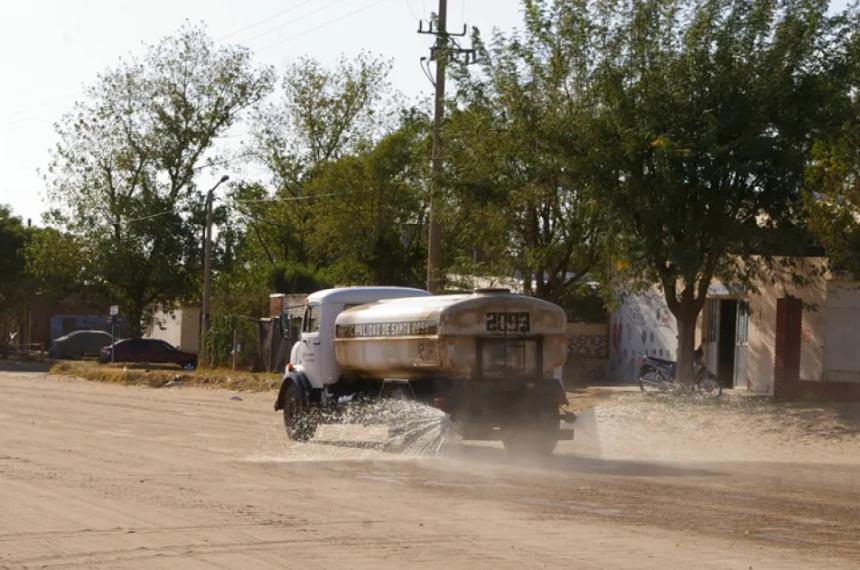 Una imagen del pasado- un regador en un barrio de Santa Rosa
