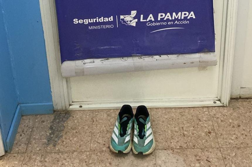 Las zapatillas Adidas modelo Boston celestes y blancas Las robó un joven con varios antecedentes an