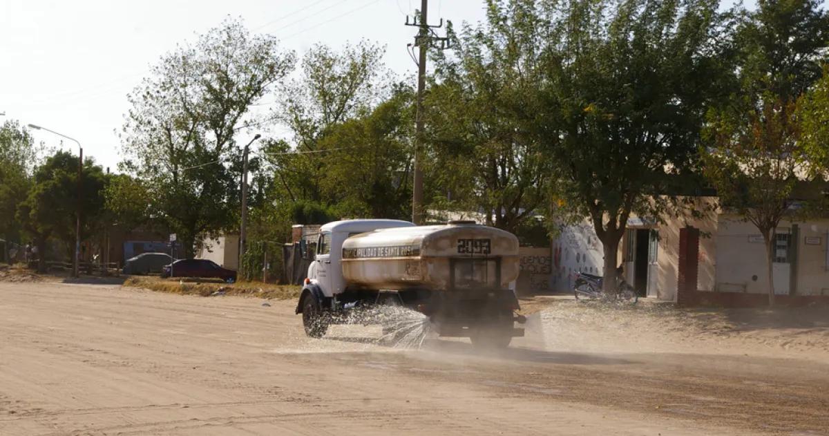 Una imagen del pasado- un regador en un barrio de Santa Rosa
