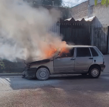 Susto en plena calle- se le prendioacute fuego el auto mientras circulaba