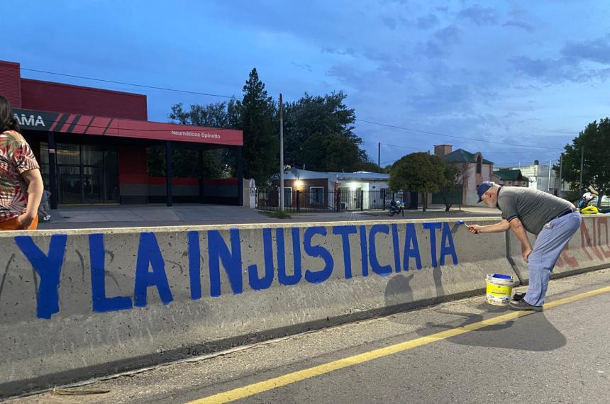 Una de las pintadas de hoy en el muro de la avenida Circunvalación