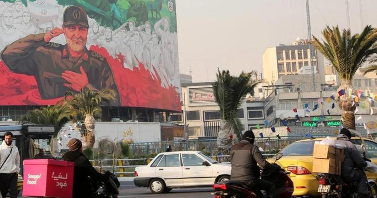  Una valla publicitaria que muestra a Qassem Soleimani en el centro de Teher�n