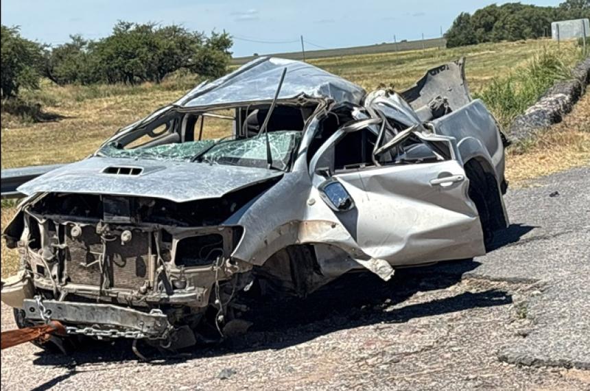 La camioneta Toyota sufrió serios daños por el vuelco
