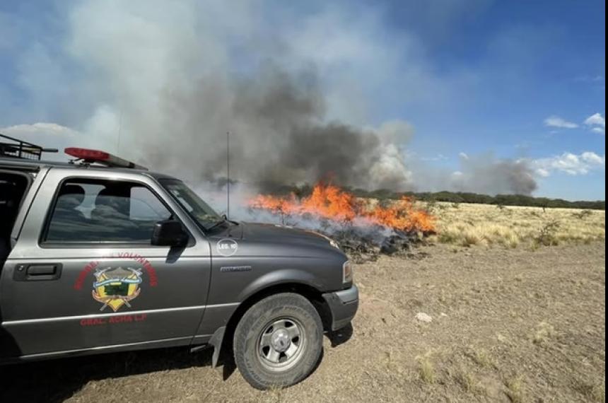 Los bomberos informaron de su situación en medio de incendios rurales en la zona de Acha