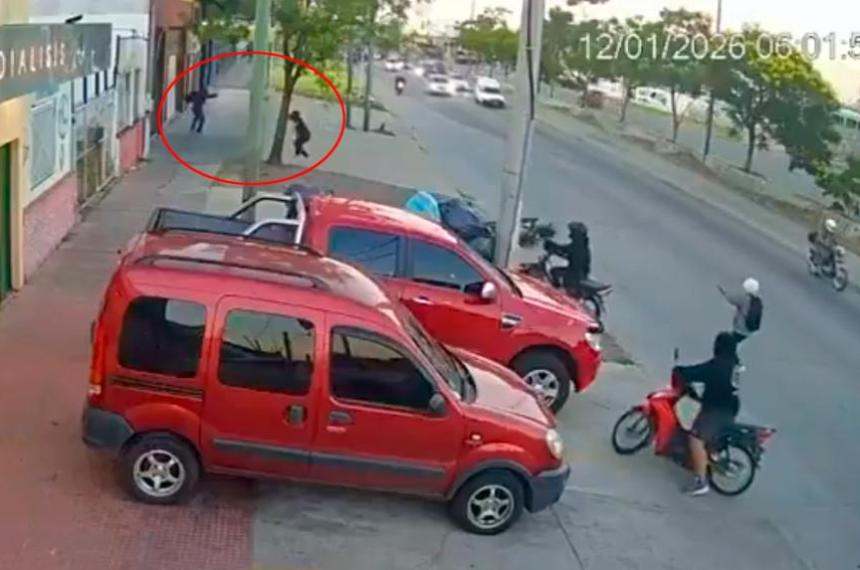 Impactante video- un policiacutea de civil baleoacute a un motochorro de 16 antildeos en La Matanza
